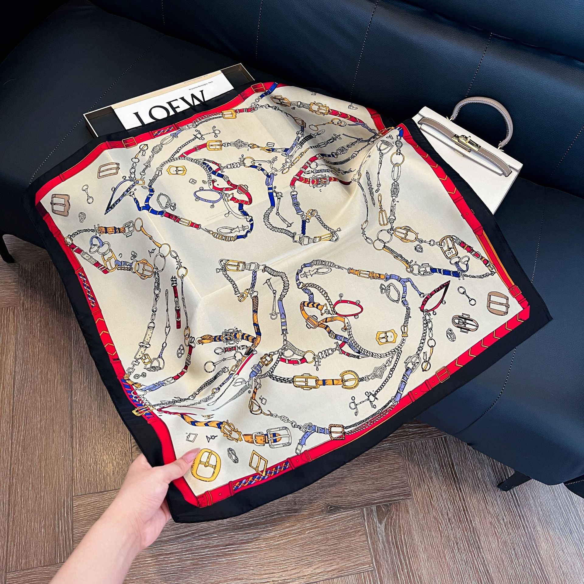 Luxury Brand Chain Print Small - Silk Neck Scarf recensie en prijs