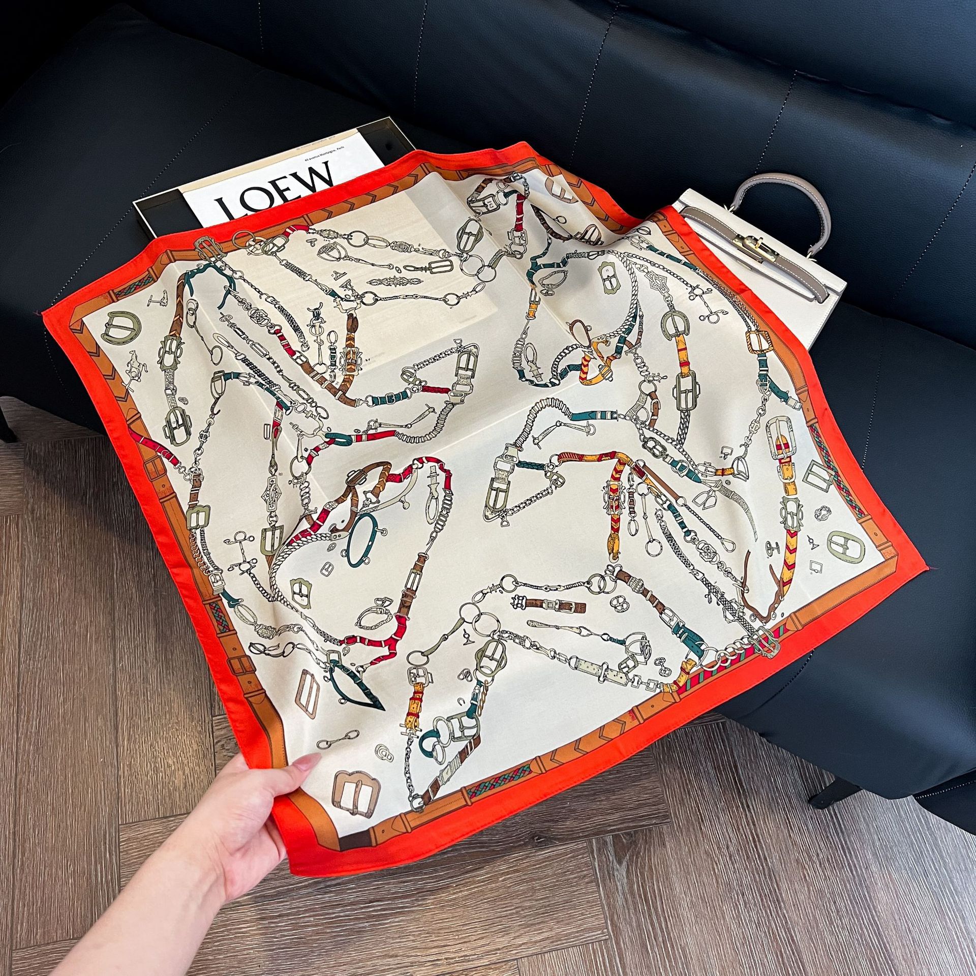 Luxury Brand Chain Print Small - Silk Neck Scarf recensie en prijs