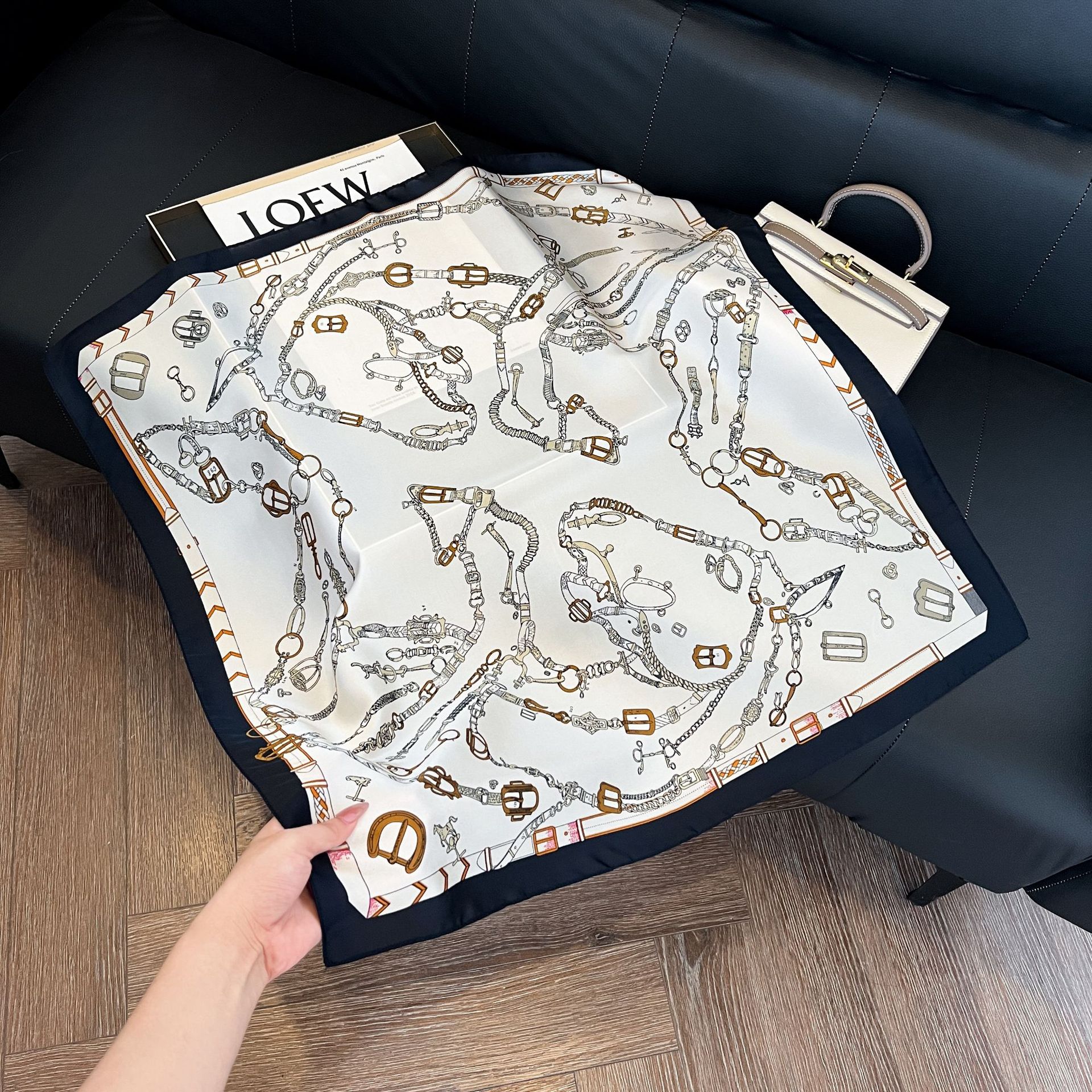 Luxury Brand Chain Print Small - Silk Neck Scarf recensie en prijs