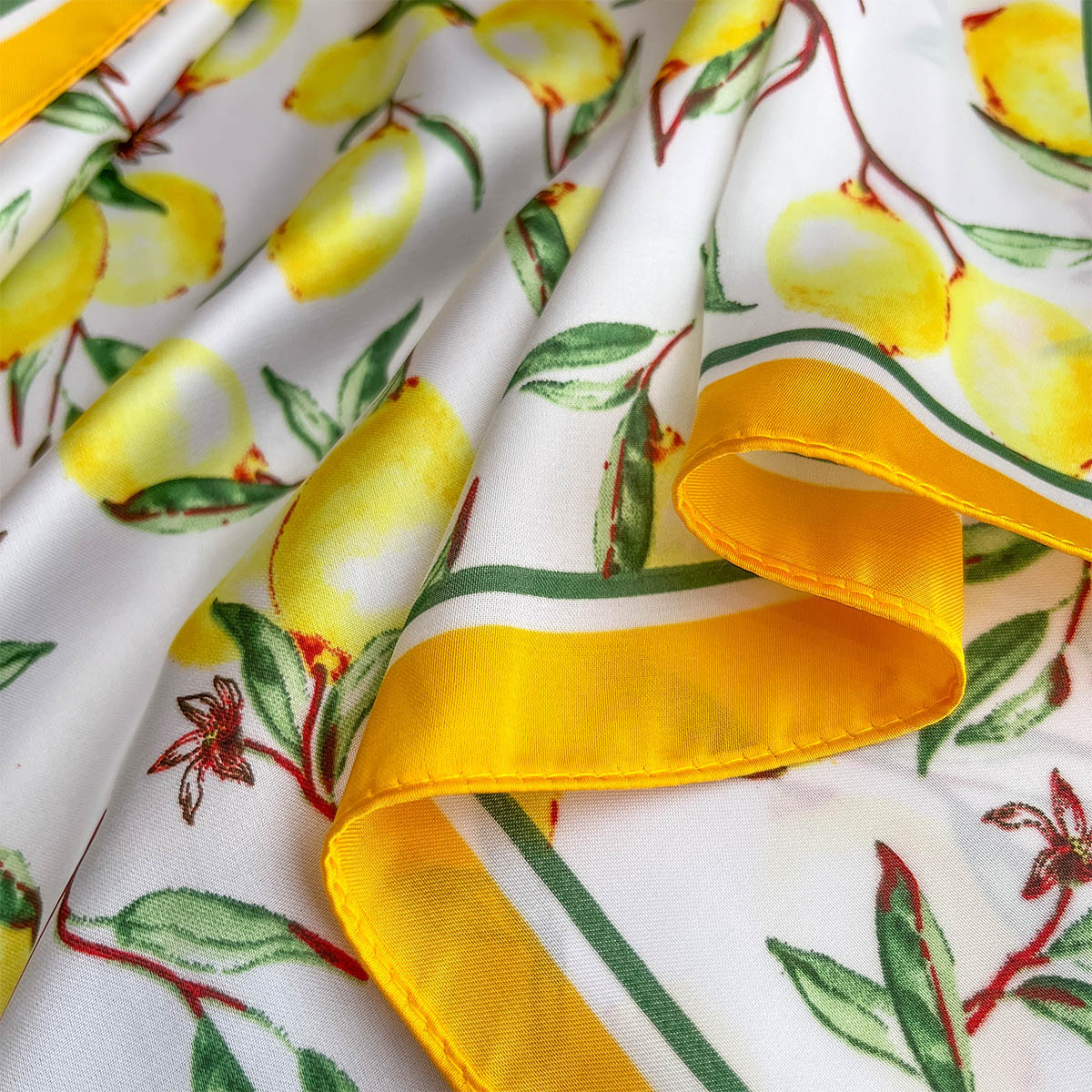 2025 New Yellow Lemon Print Sq - Silk Neck Scarf recensie en prijs